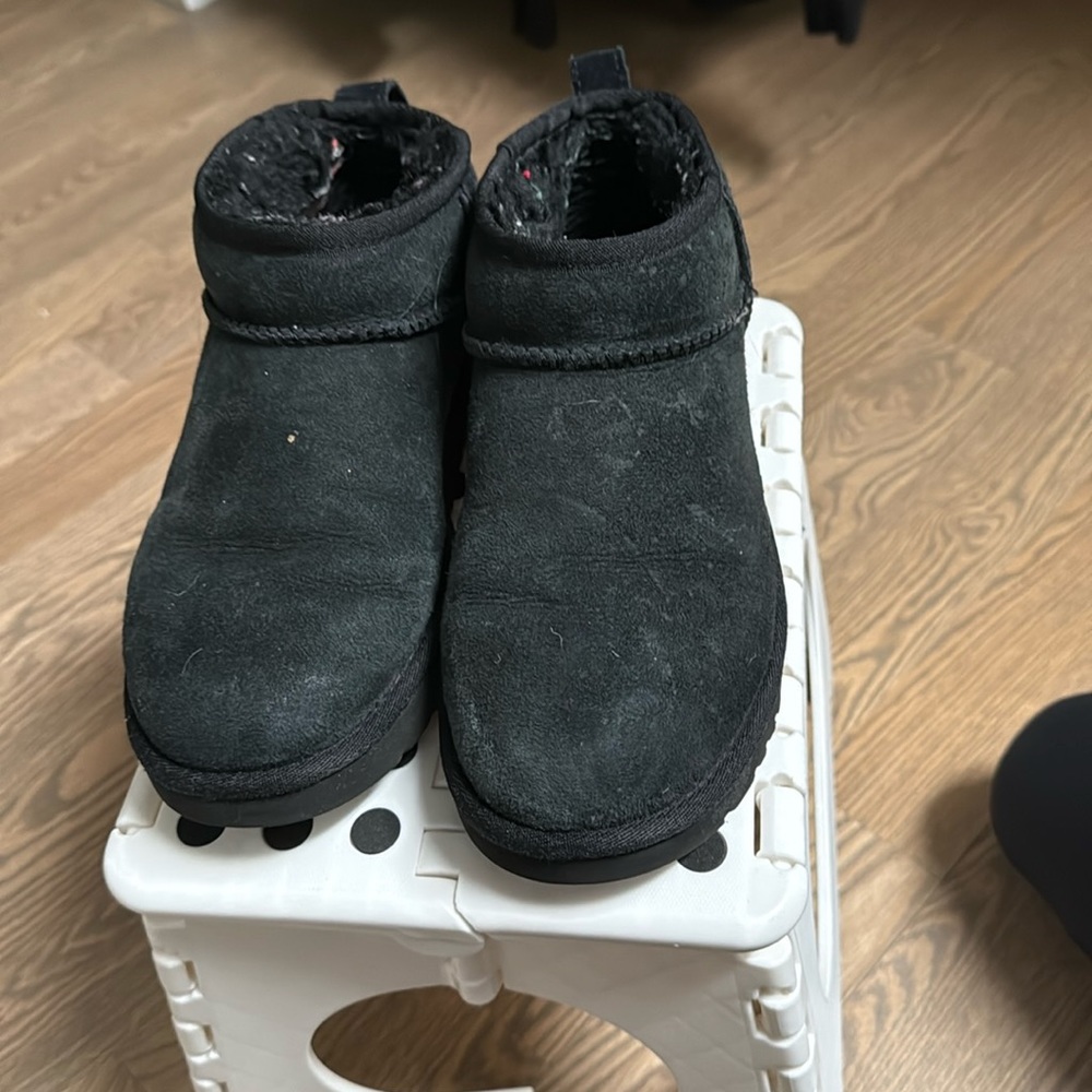 Black mini uggs size 7